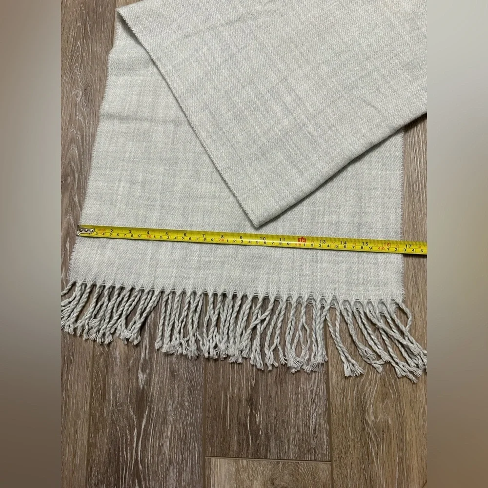 🧣 H & M super soft scarf light gray excellent.